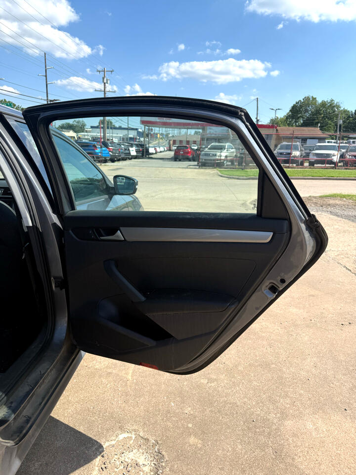 Volkswagen Passat 2.5L S W/Appearance 2013