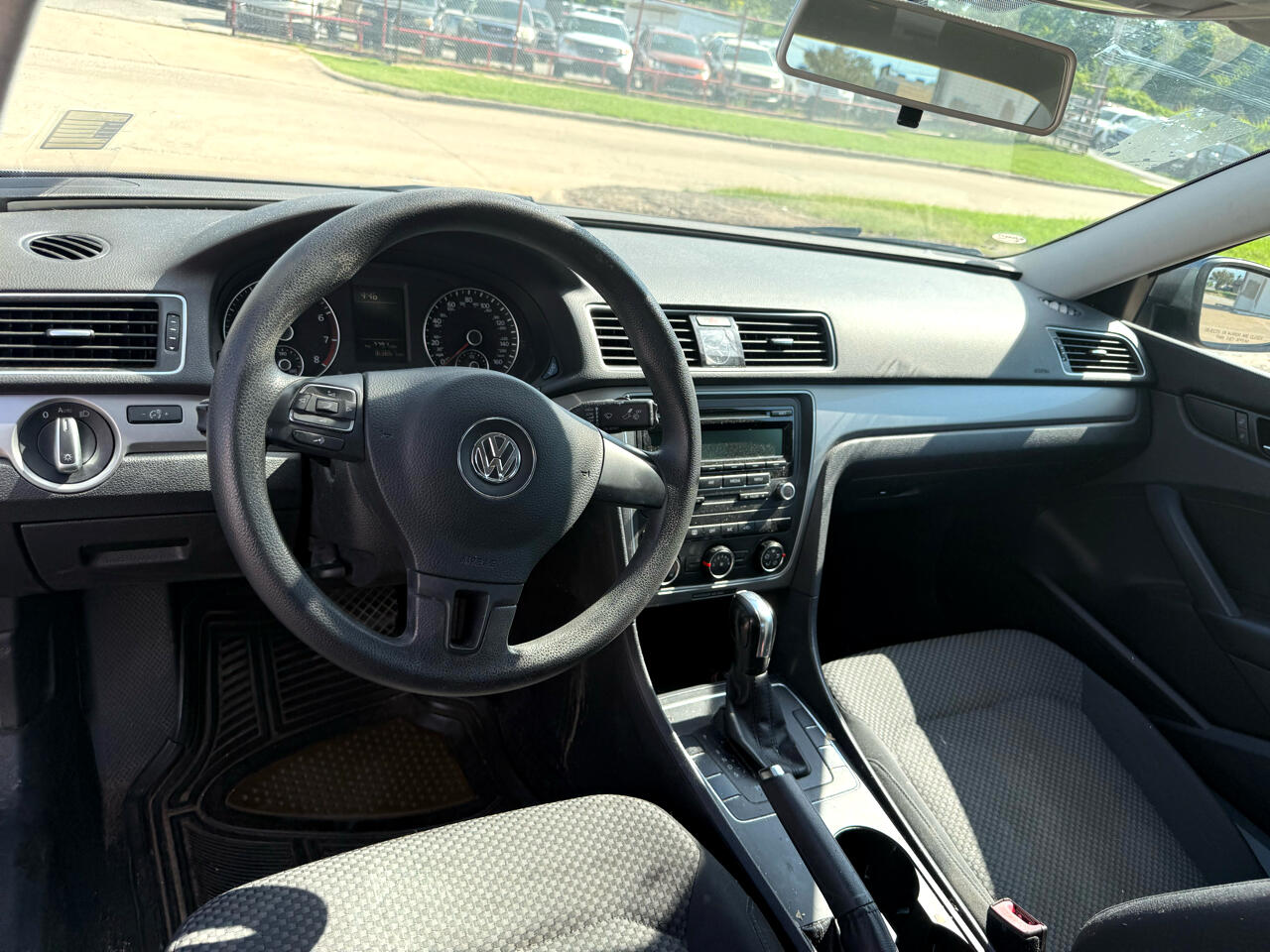 Volkswagen Passat 2.5L S W/Appearance 2013