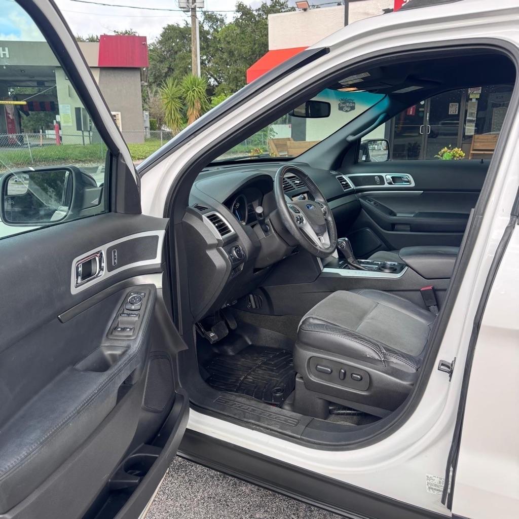 Ford Explorer photo 8