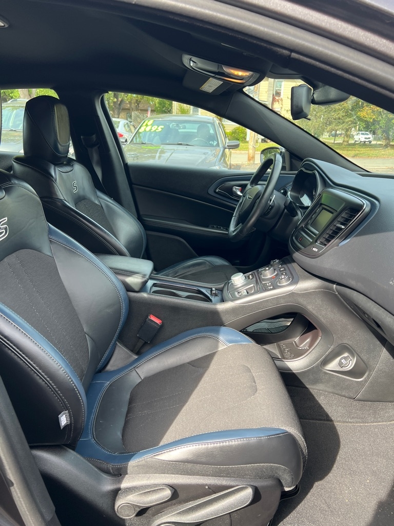 2016 Chrysler 200 S photo 2