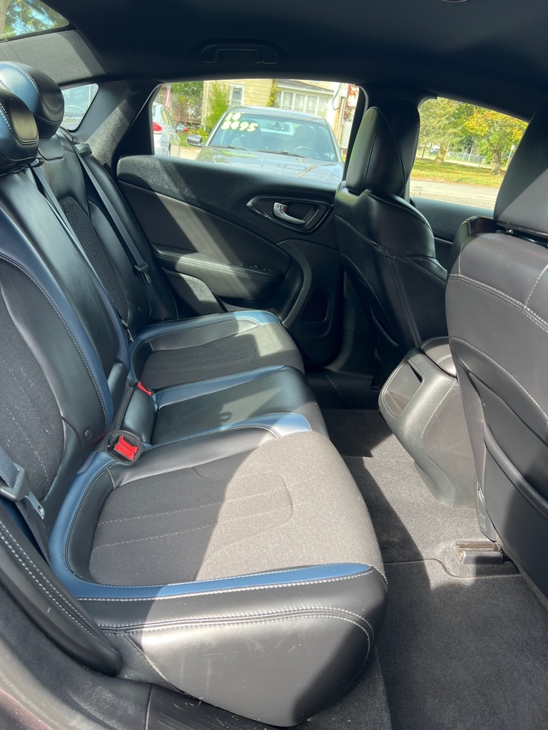 2016 Chrysler 200 S photo 3