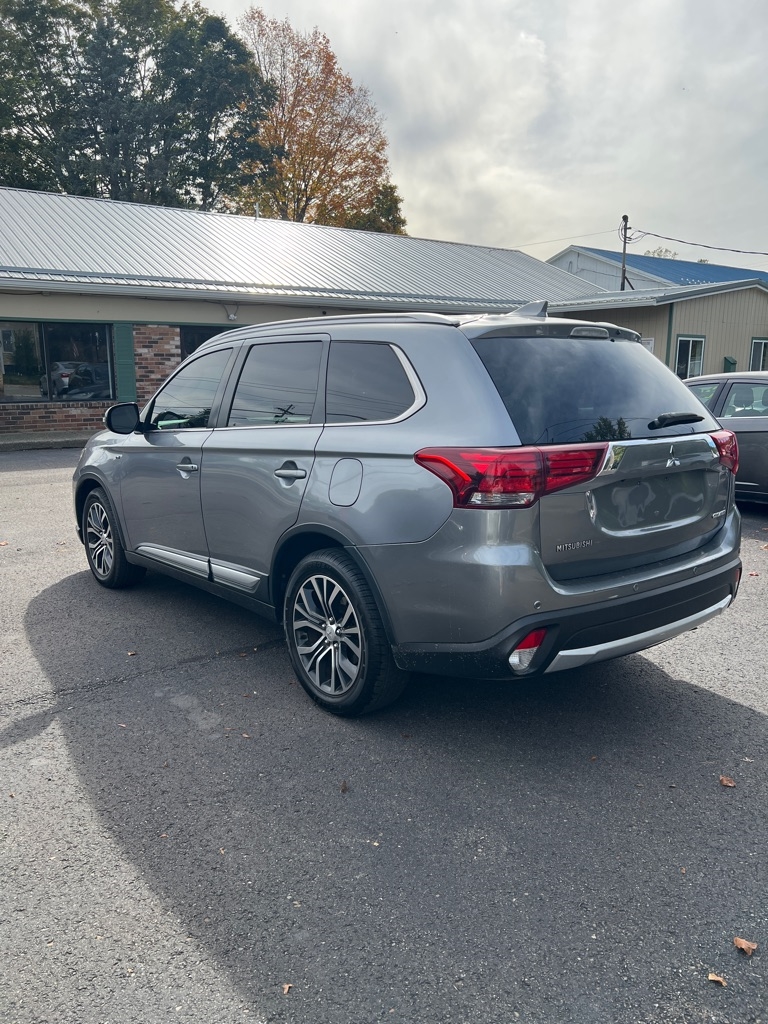 2017 Mitsubishi Outlander GT S-AWC photo 2
