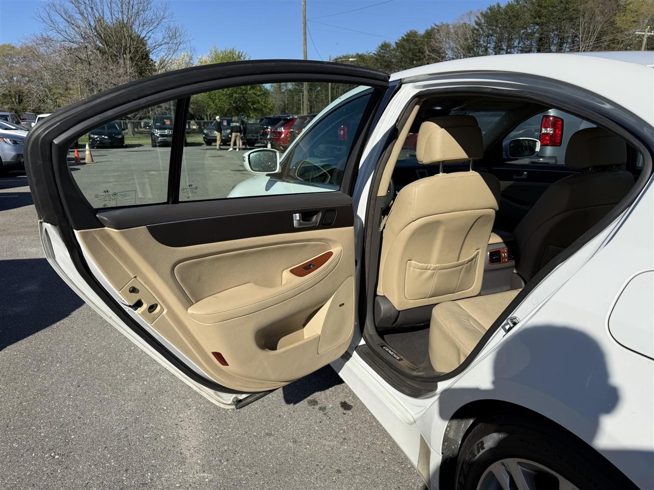 Hyundai Genesis  2012