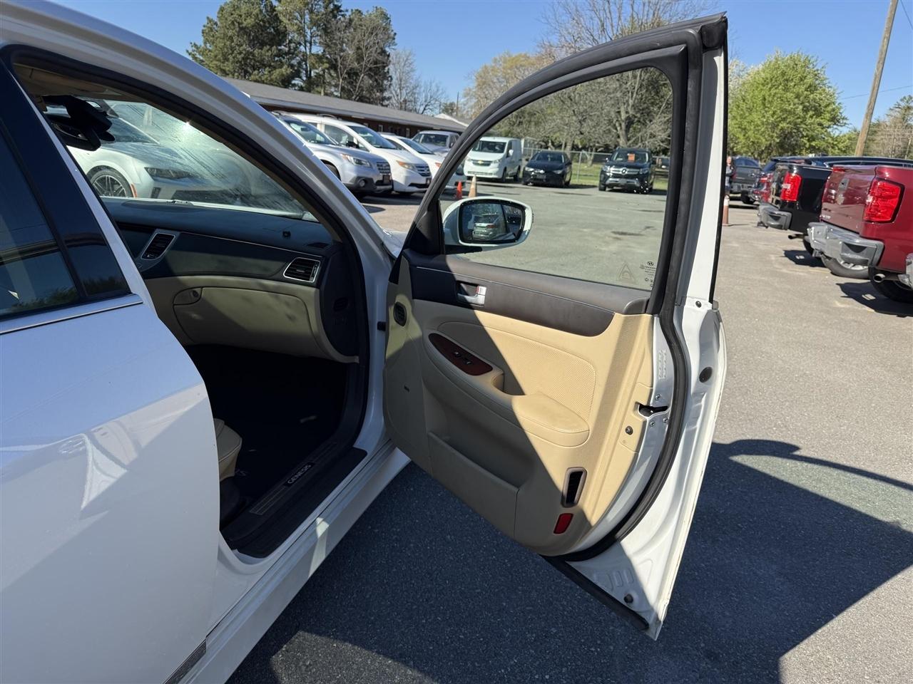 Hyundai Genesis  2012