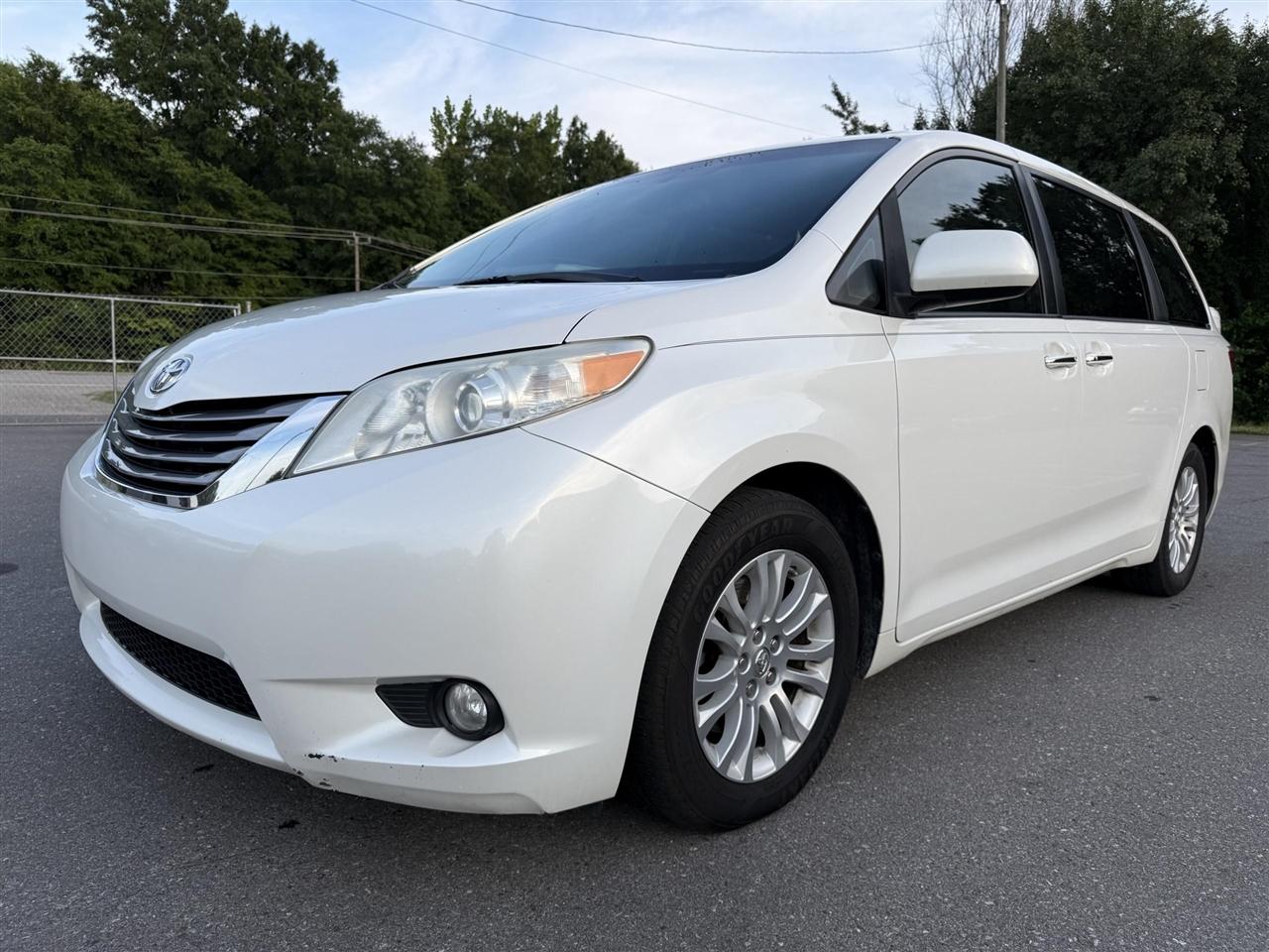 2015 Toyota Sienna XLE V6 7-Passenger Access Seat's photo
