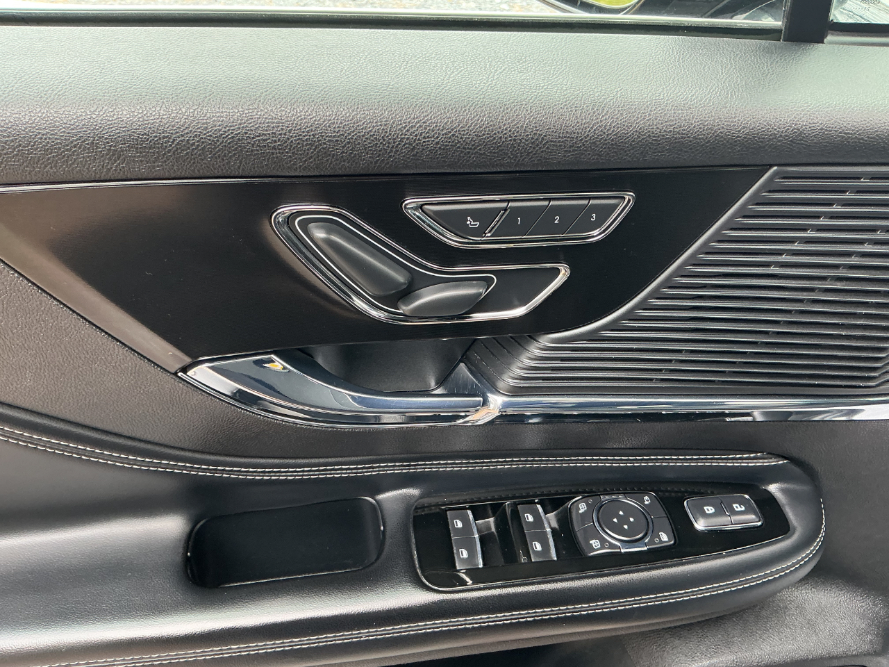 2022 Lincoln Corsair Reserve photo 3