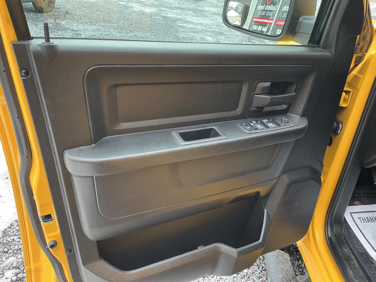 RAM 1500 Classic Express 4x4 Crew Cab 5'7" Box 2019