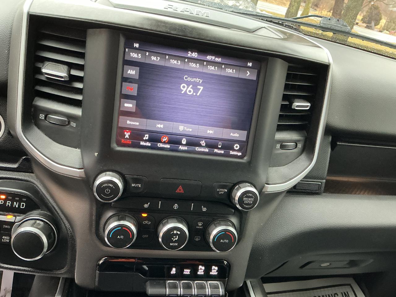 RAM 1500 Big Horn 4x4 Quad Cab 6'4" Box 2020