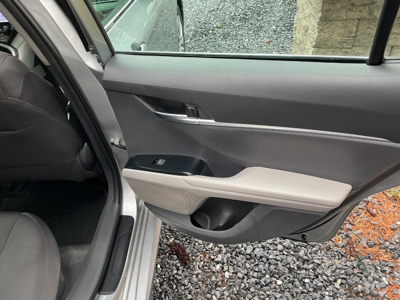 Toyota Camry Hybrid LE CVT (Natl) 2019