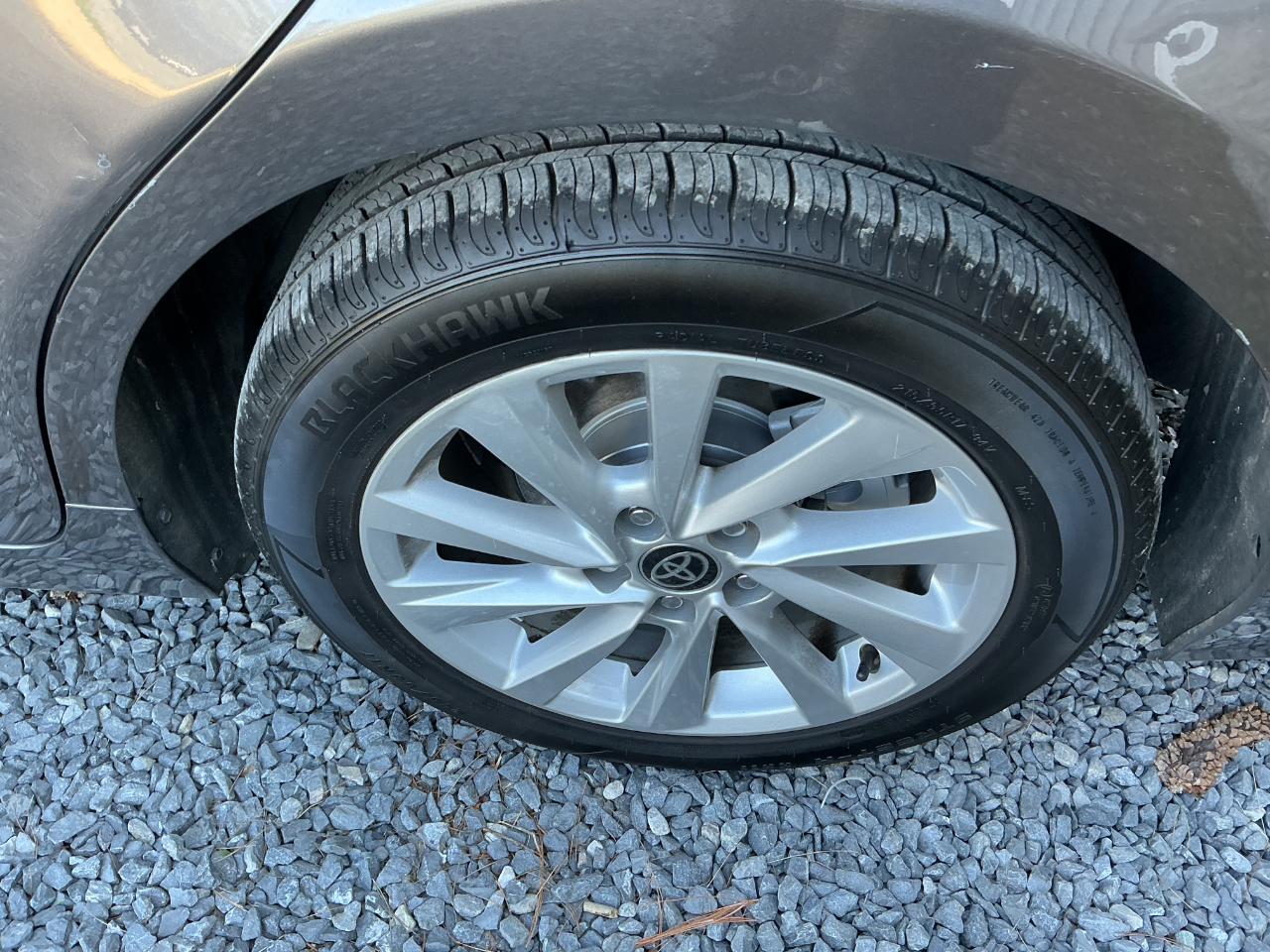2021 Toyota Camry LE - Photo 17