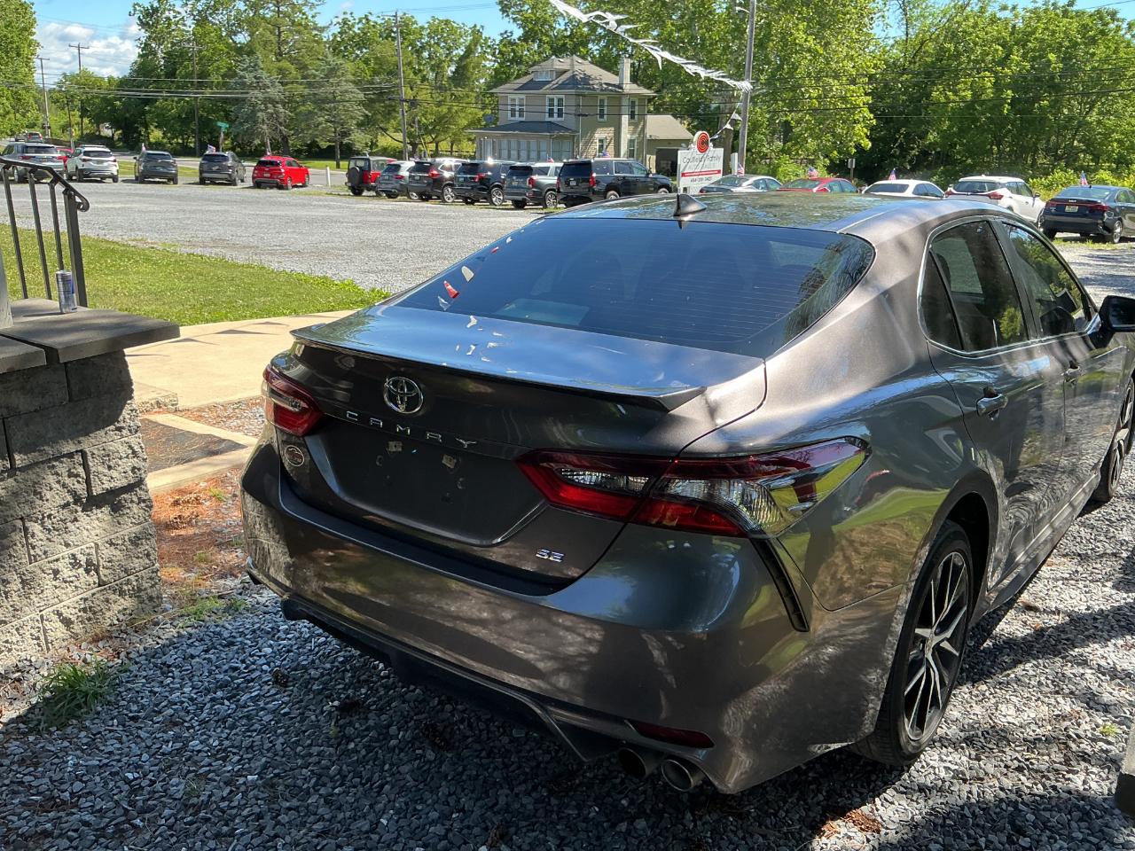 Toyota Camry SE 2021