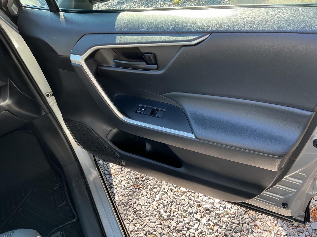 Toyota RAV4 LE FWD 2021
