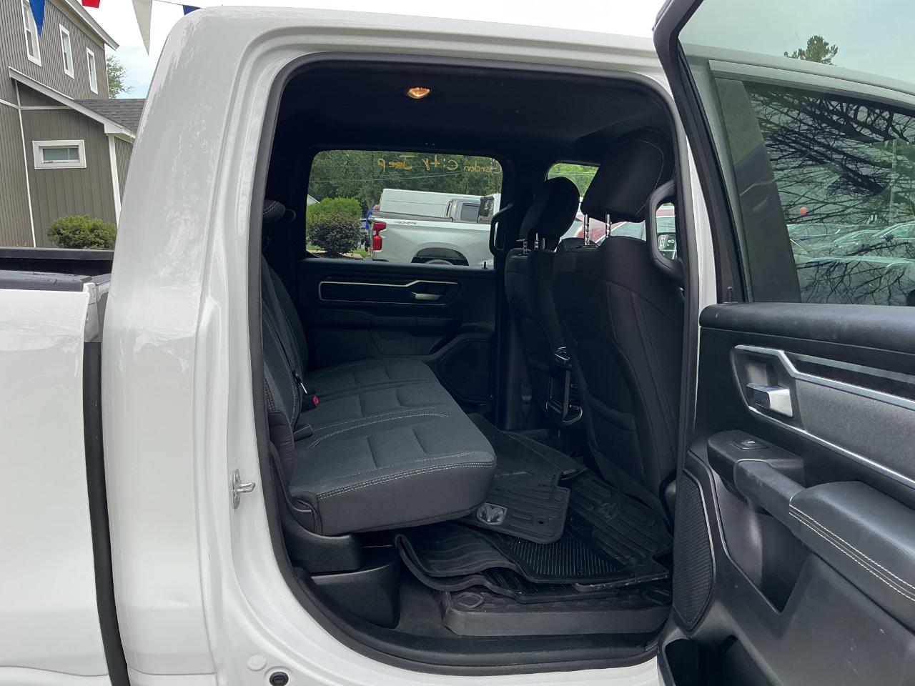 RAM 1500 Big Horn 4x4 Crew Cab 5'7" Box 2022