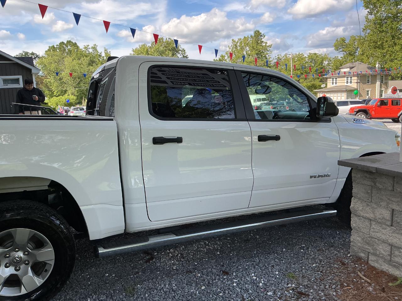 RAM 1500 Big Horn 4x4 Crew Cab 5'7" Box 2023