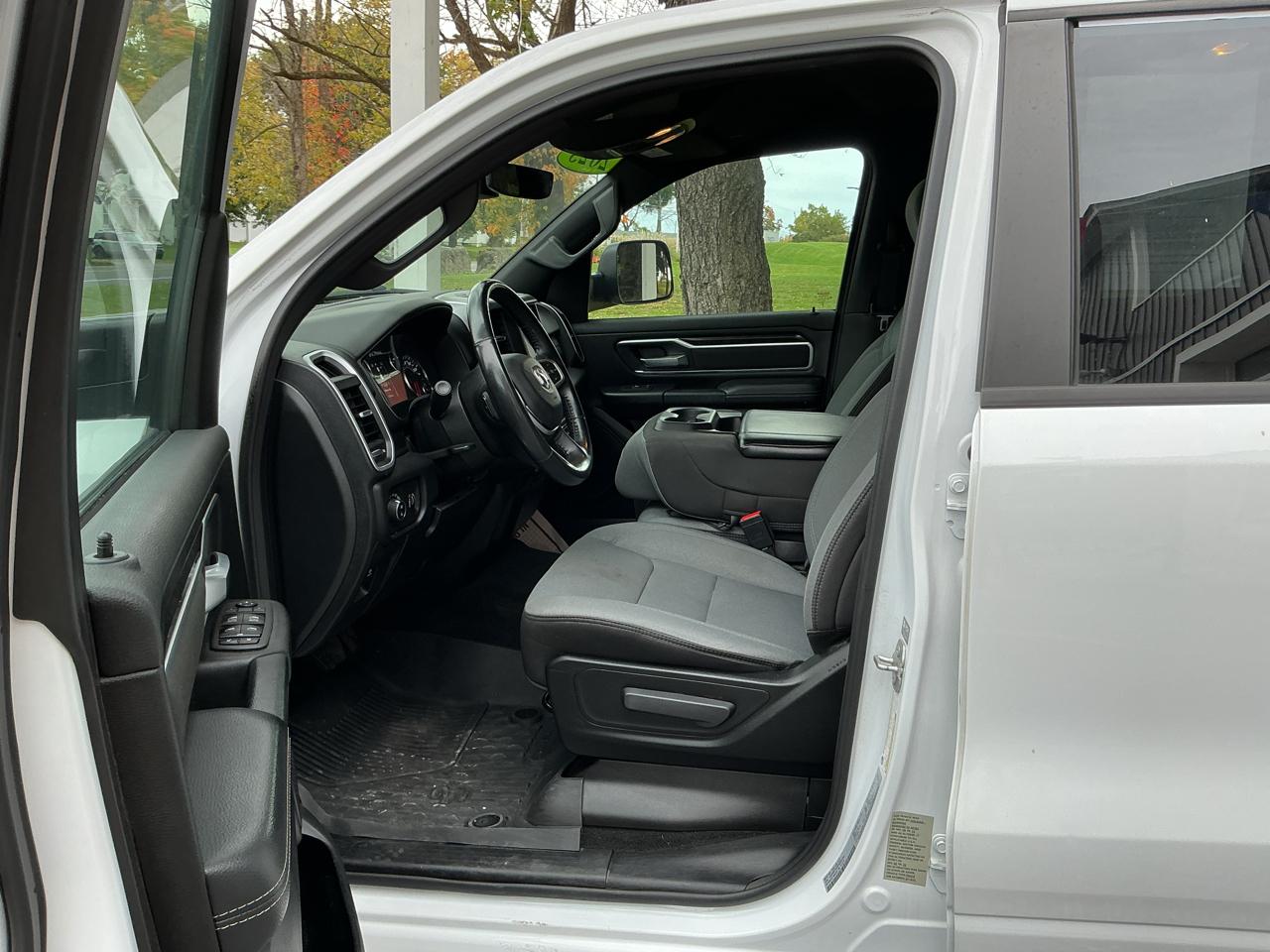 RAM 1500 Big Horn 4x4 Crew Cab 5'7" Box 2023