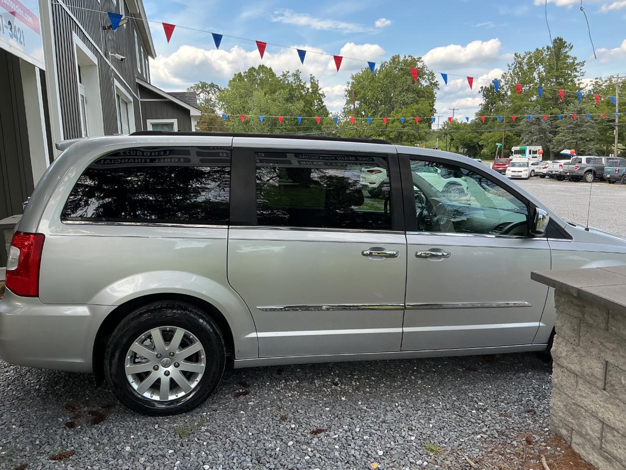 Chrysler Town & Country 4dr Wgn Touring-L 2012
