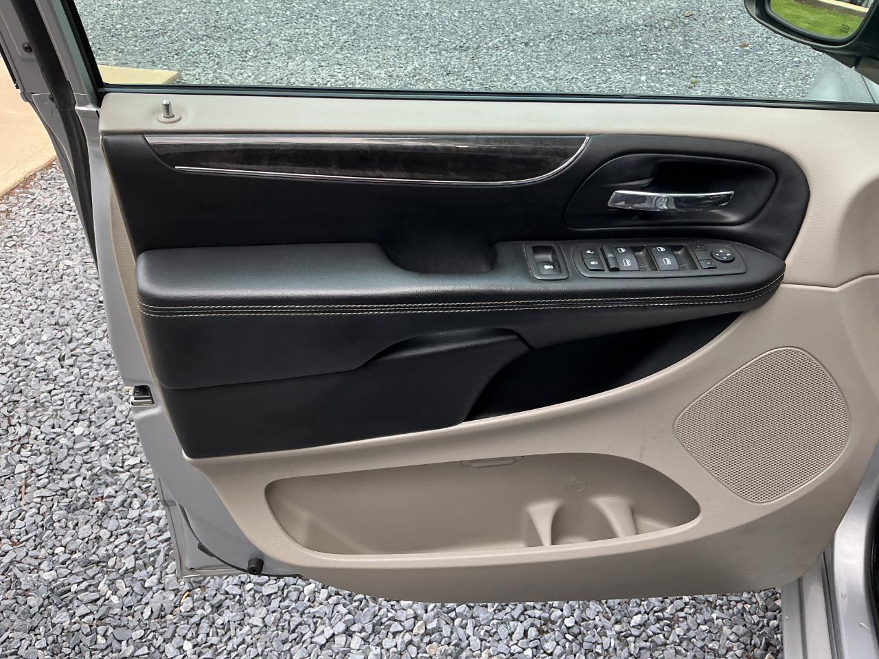 Chrysler Town & Country 4dr Wgn Touring-L 2012