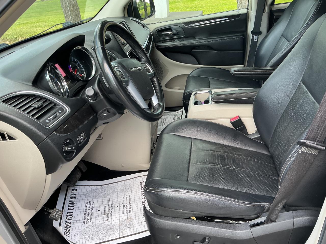 Chrysler Town & Country 4dr Wgn Touring-L 2012