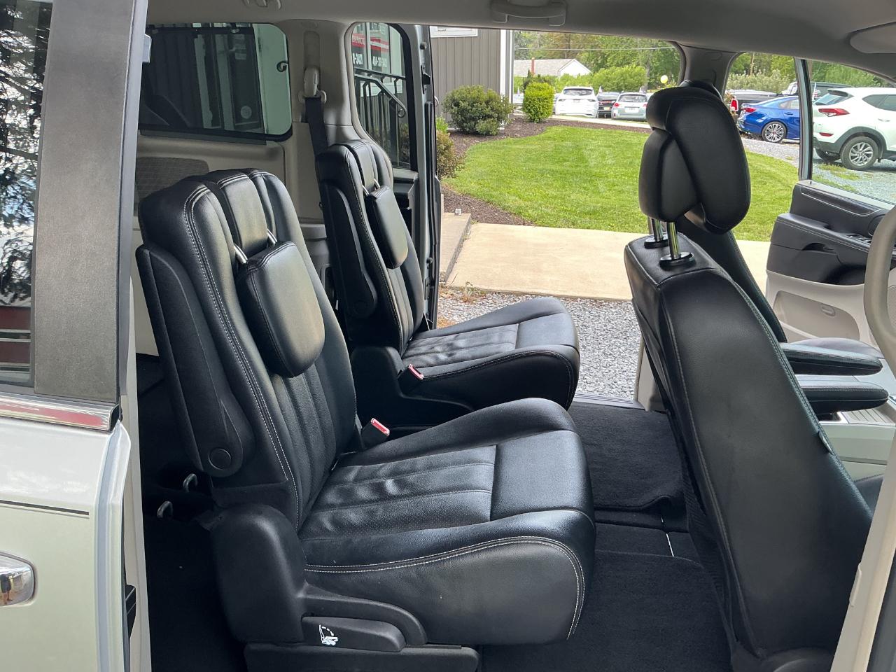 Chrysler Town & Country 4dr Wgn Touring-L 2012