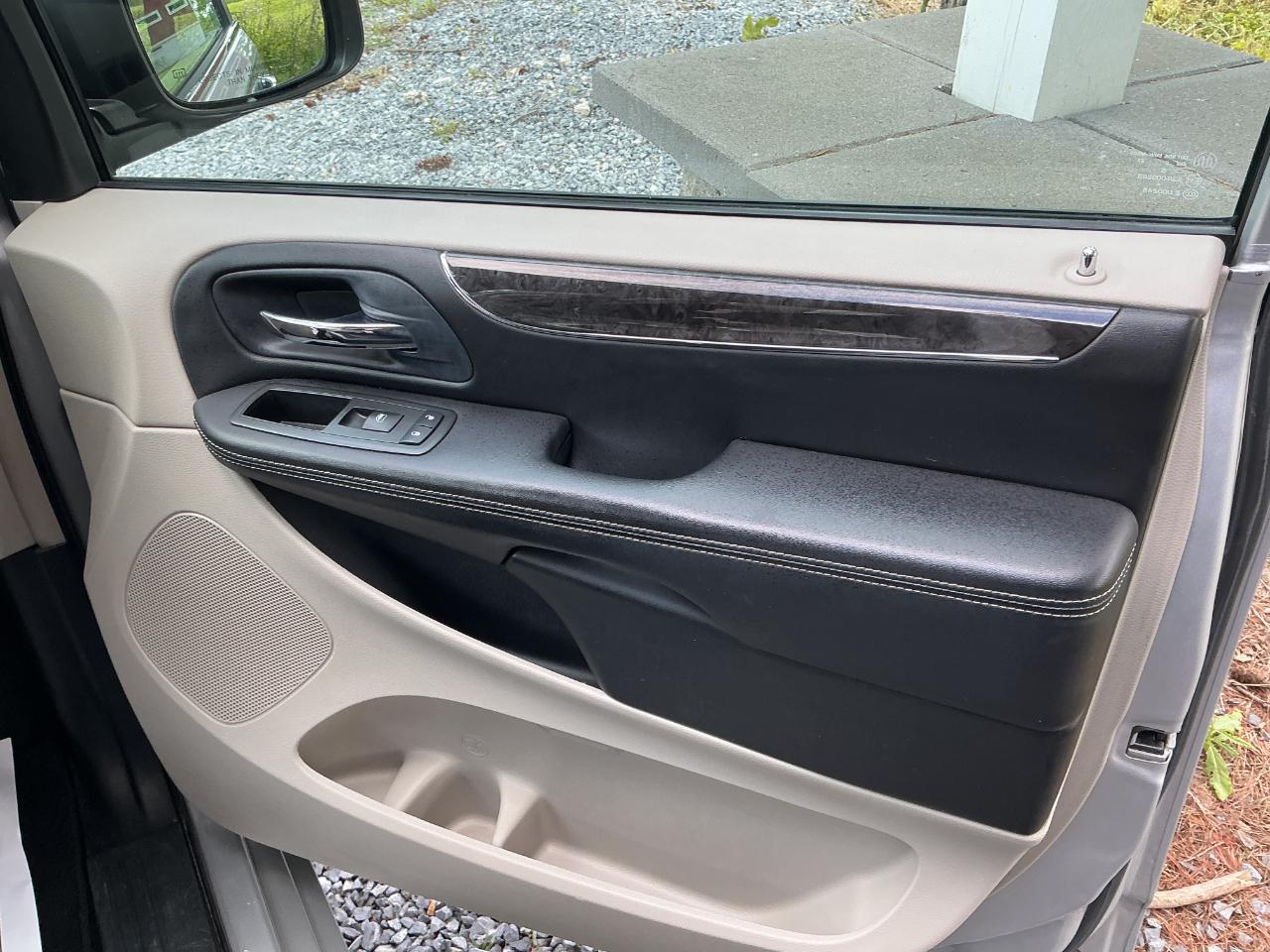 Chrysler Town & Country 4dr Wgn Touring-L 2012