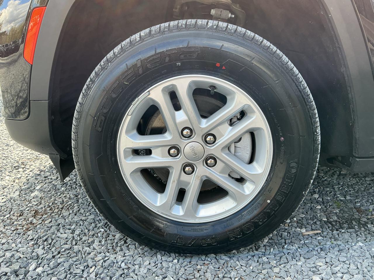 Jeep Grand Cherokee Laredo 4x4 2023