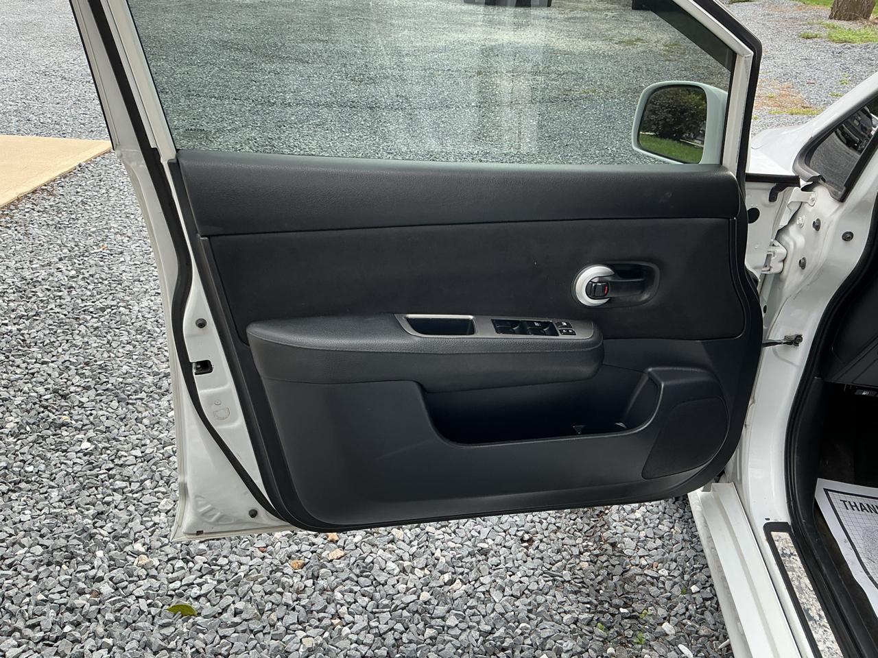 Nissan Versa 5dr HB CVT 1.8 SL 2012