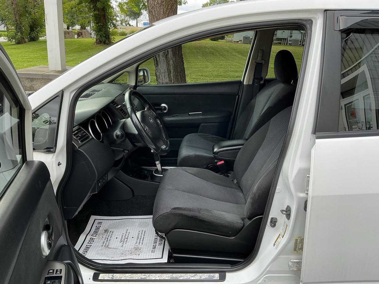 Nissan Versa 5dr HB CVT 1.8 SL 2012