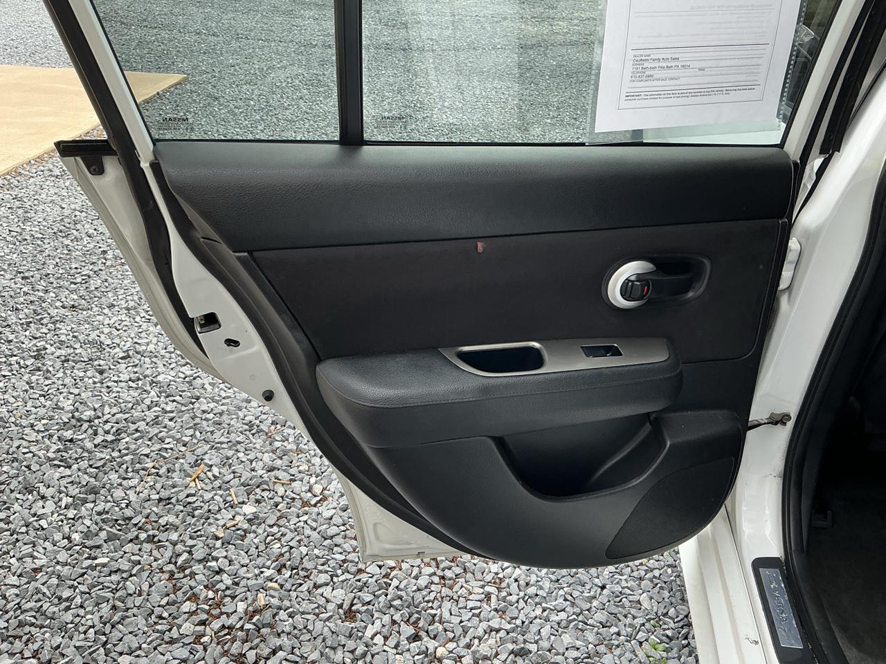 Nissan Versa 5dr HB CVT 1.8 SL 2012