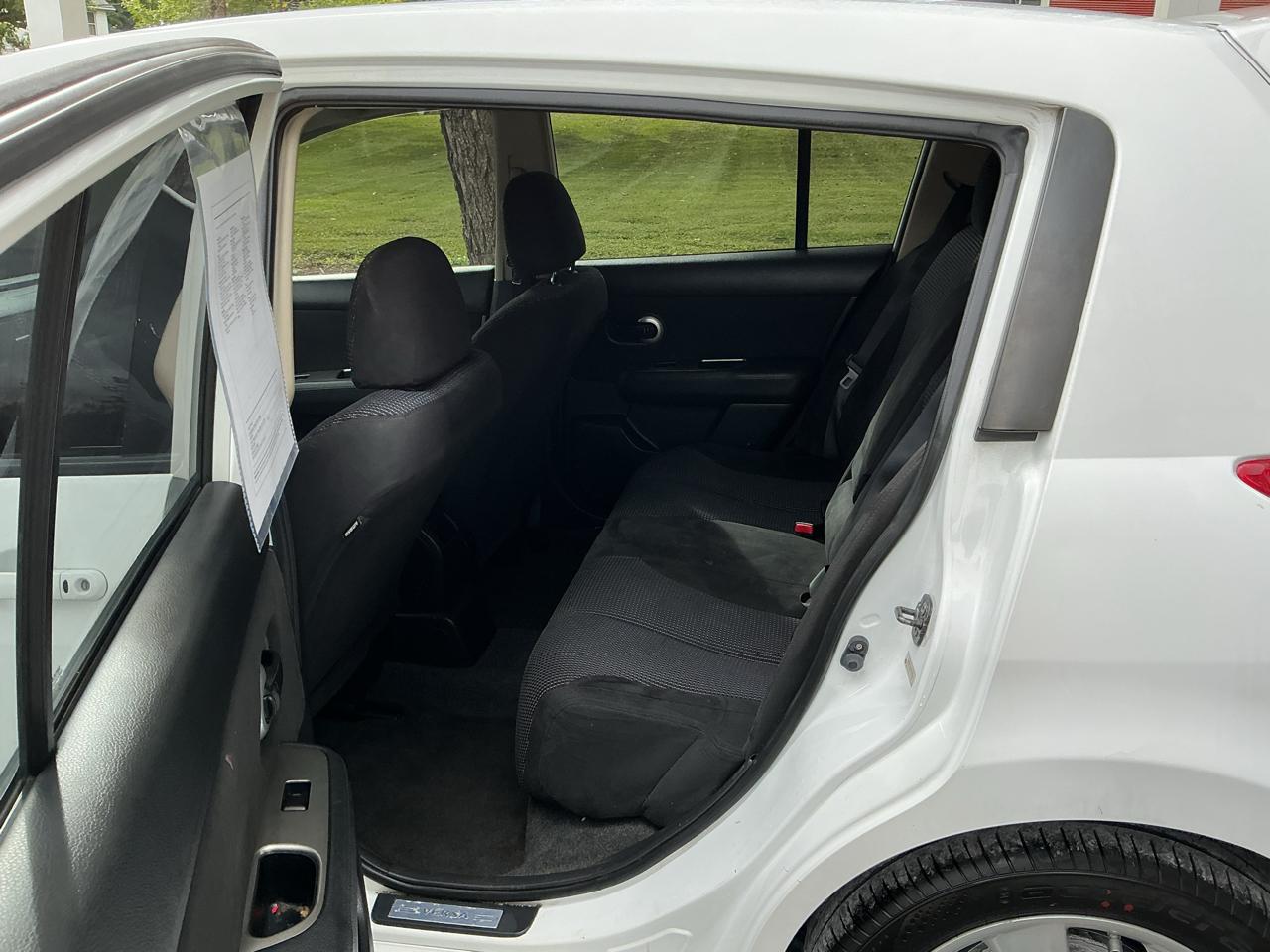 Nissan Versa 5dr HB CVT 1.8 SL 2012