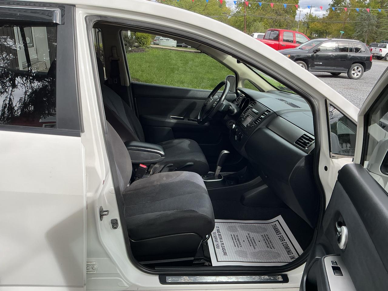 Nissan Versa 5dr HB CVT 1.8 SL 2012