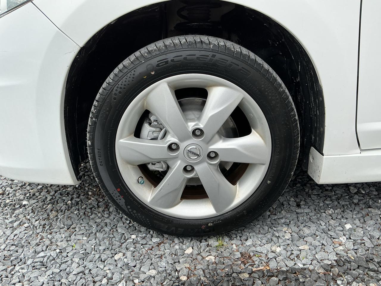 Nissan Versa 5dr HB CVT 1.8 SL 2012