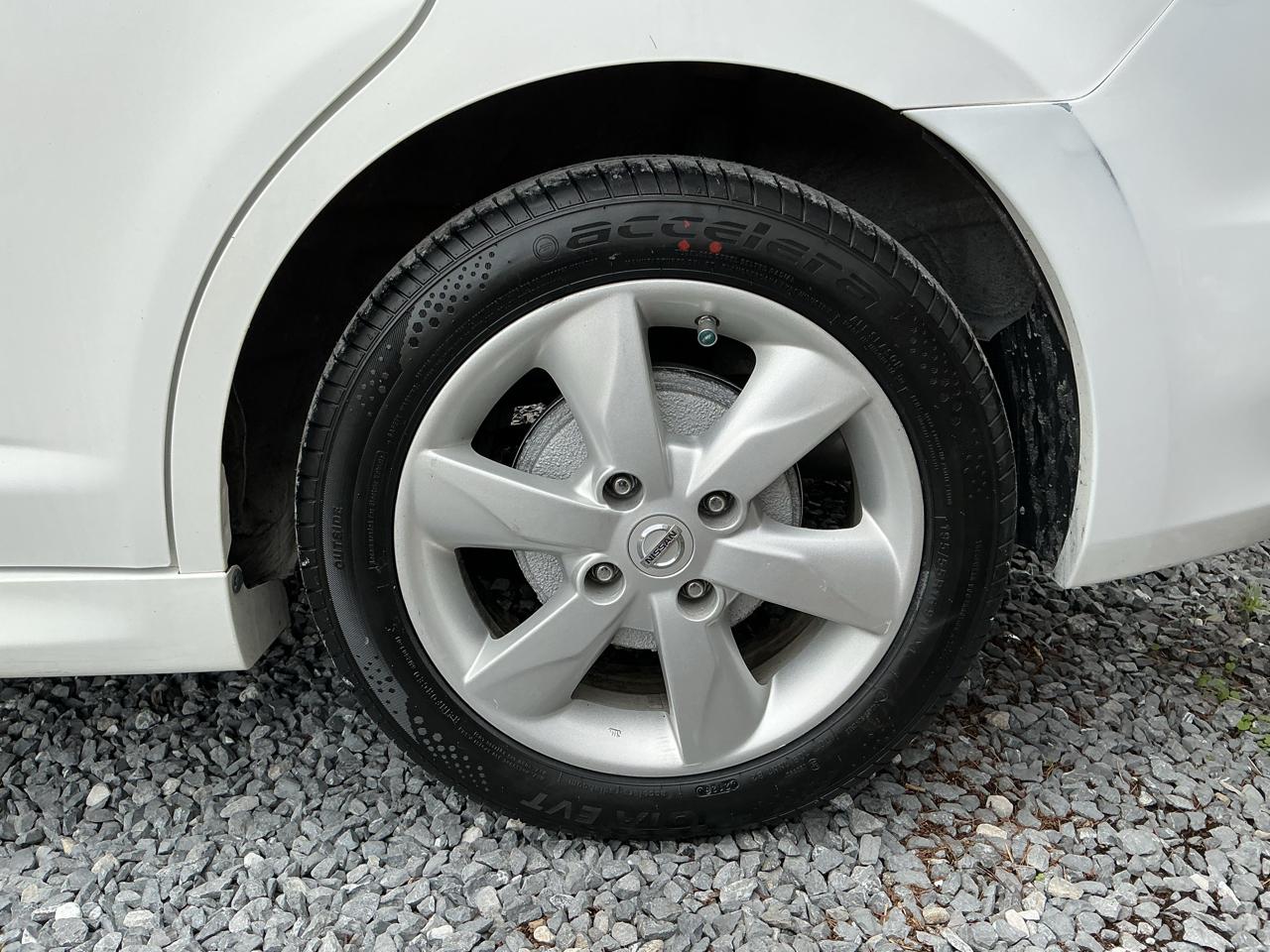Nissan Versa 5dr HB CVT 1.8 SL 2012