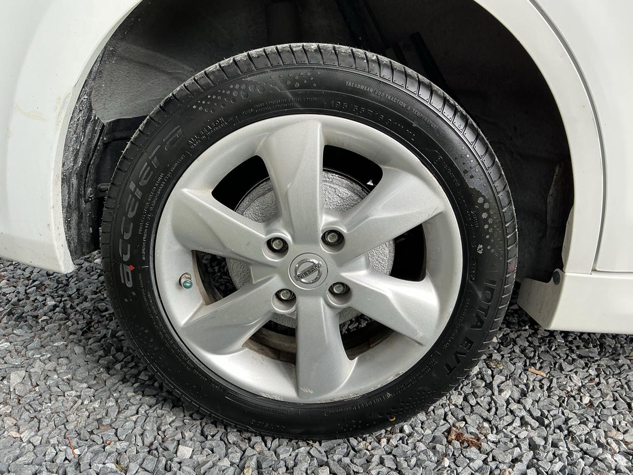 Nissan Versa 5dr HB CVT 1.8 SL 2012