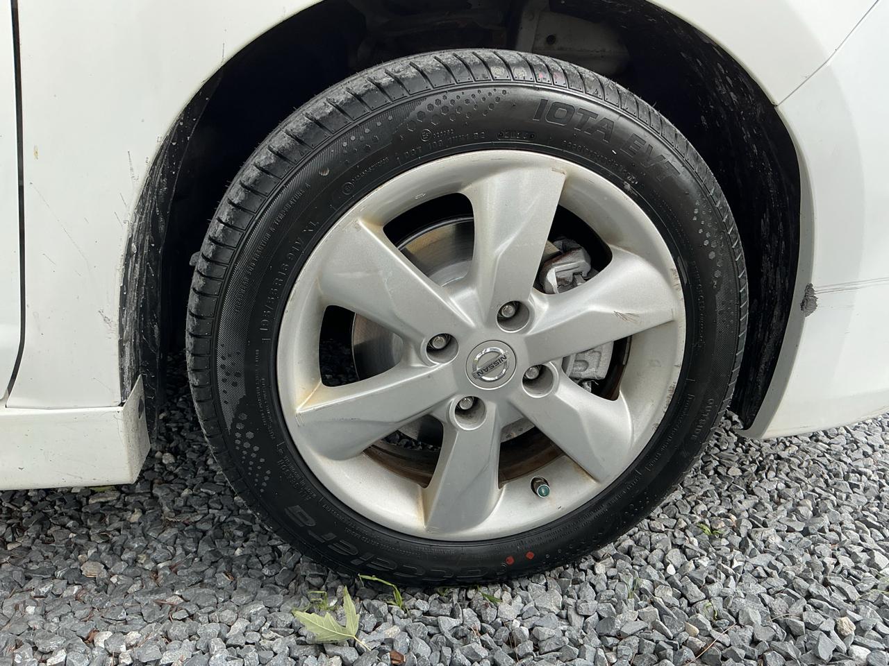 Nissan Versa 5dr HB CVT 1.8 SL 2012
