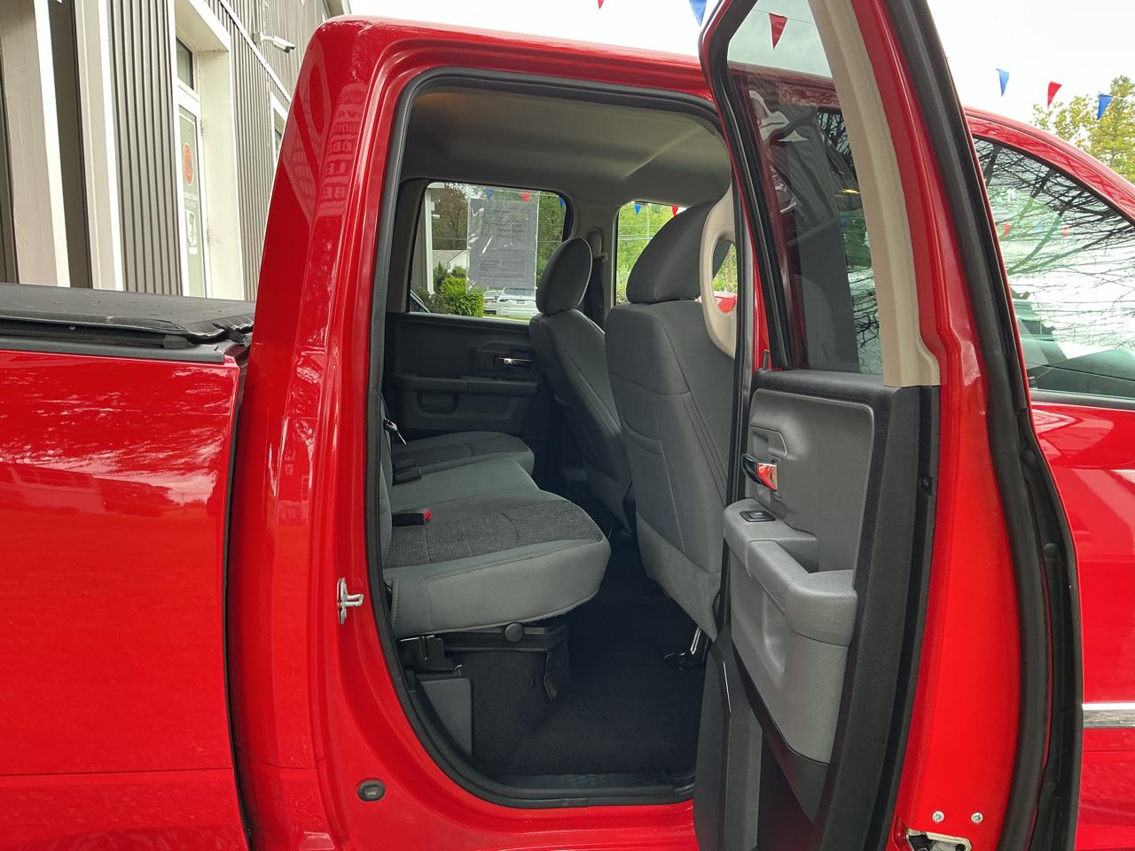 RAM 1500 4WD Quad Cab 140.5" Big Horn 2017
