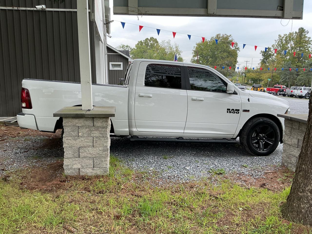 RAM 1500 Night 4x2 Crew Cab 5'7" Box 2017
