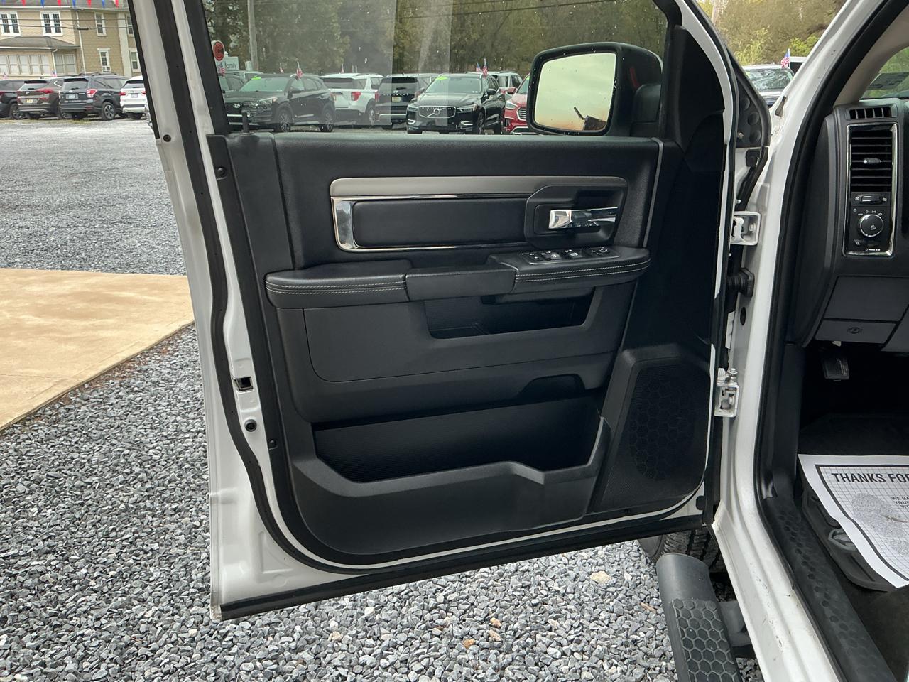 RAM 1500 Night 4x2 Crew Cab 5'7" Box 2017