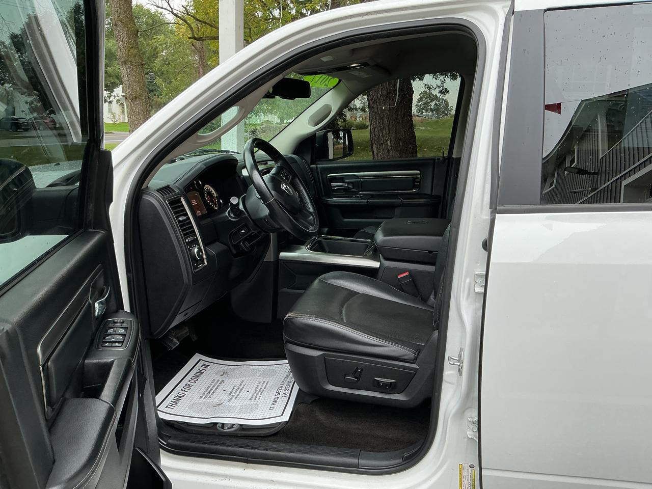 RAM 1500 Night 4x2 Crew Cab 5'7" Box 2017