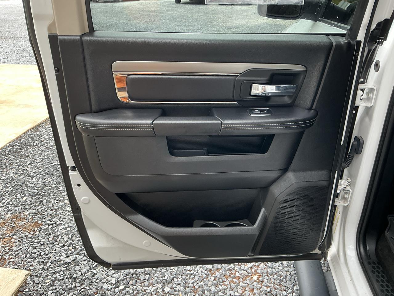 RAM 1500 Night 4x2 Crew Cab 5'7" Box 2017