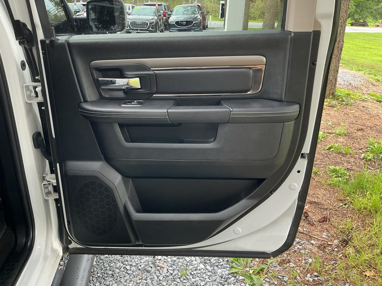 RAM 1500 Night 4x2 Crew Cab 5'7" Box 2017