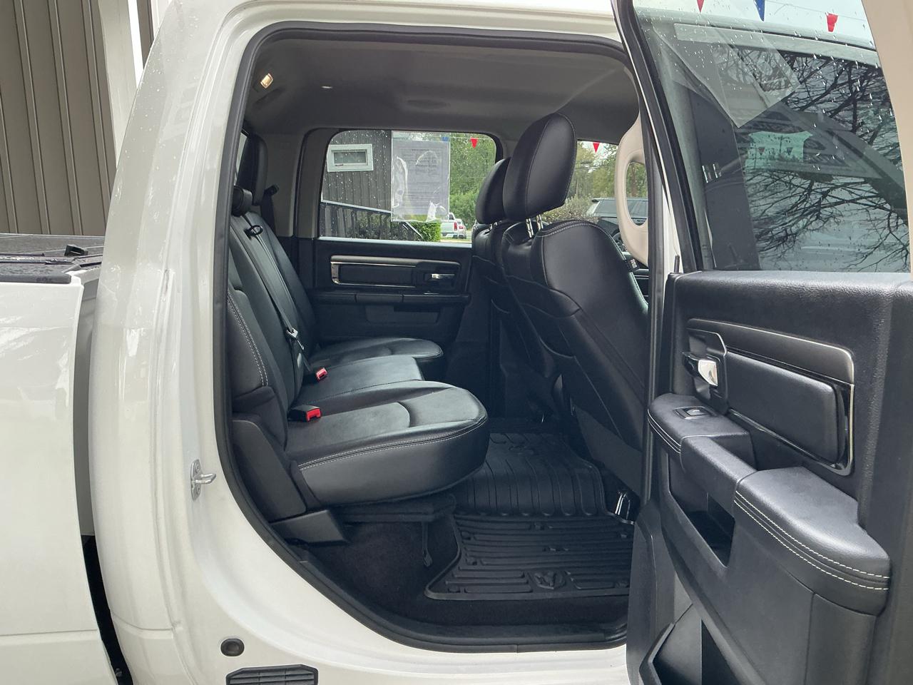 RAM 1500 Night 4x2 Crew Cab 5'7" Box 2017