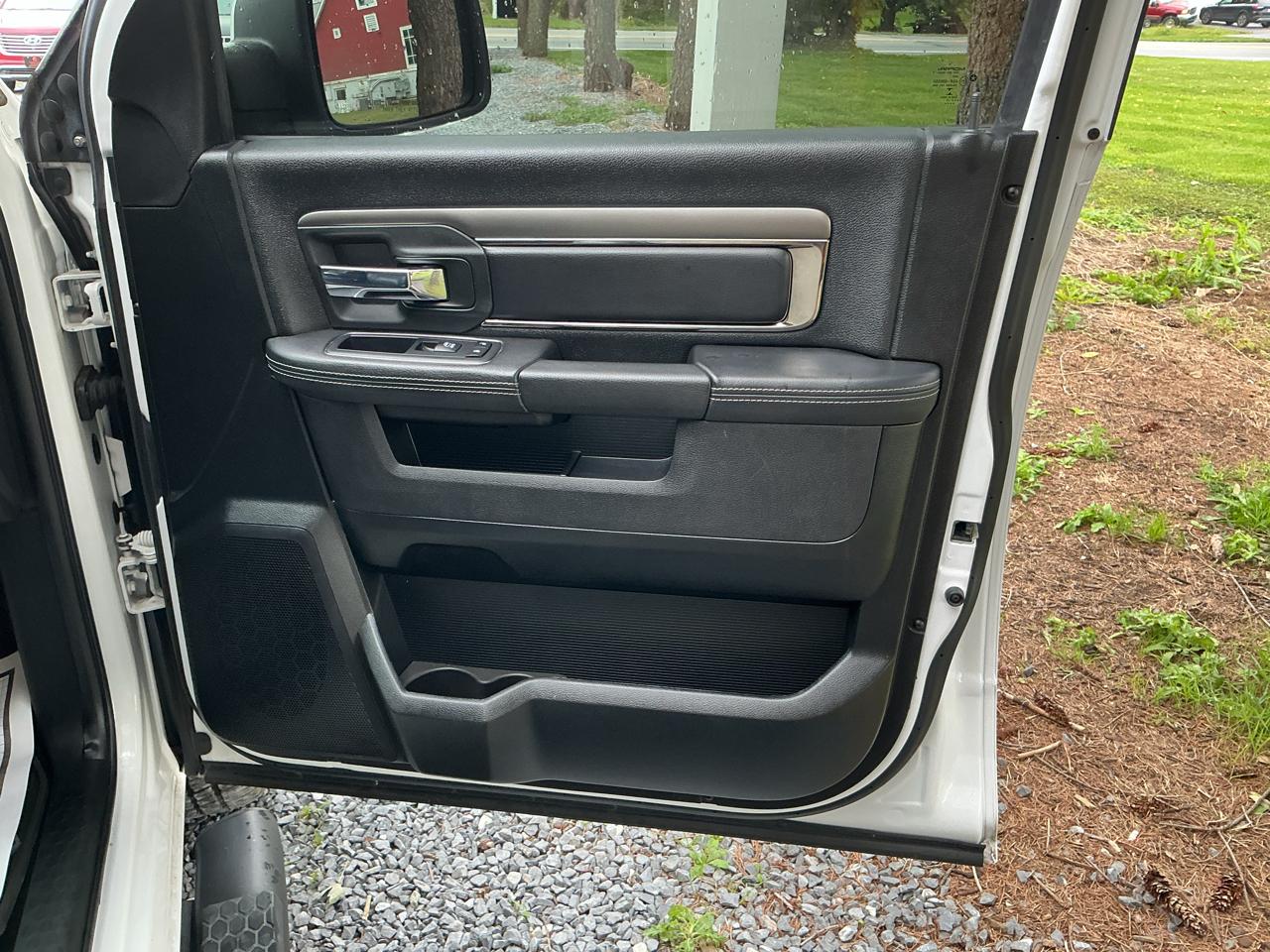 RAM 1500 Night 4x2 Crew Cab 5'7" Box 2017