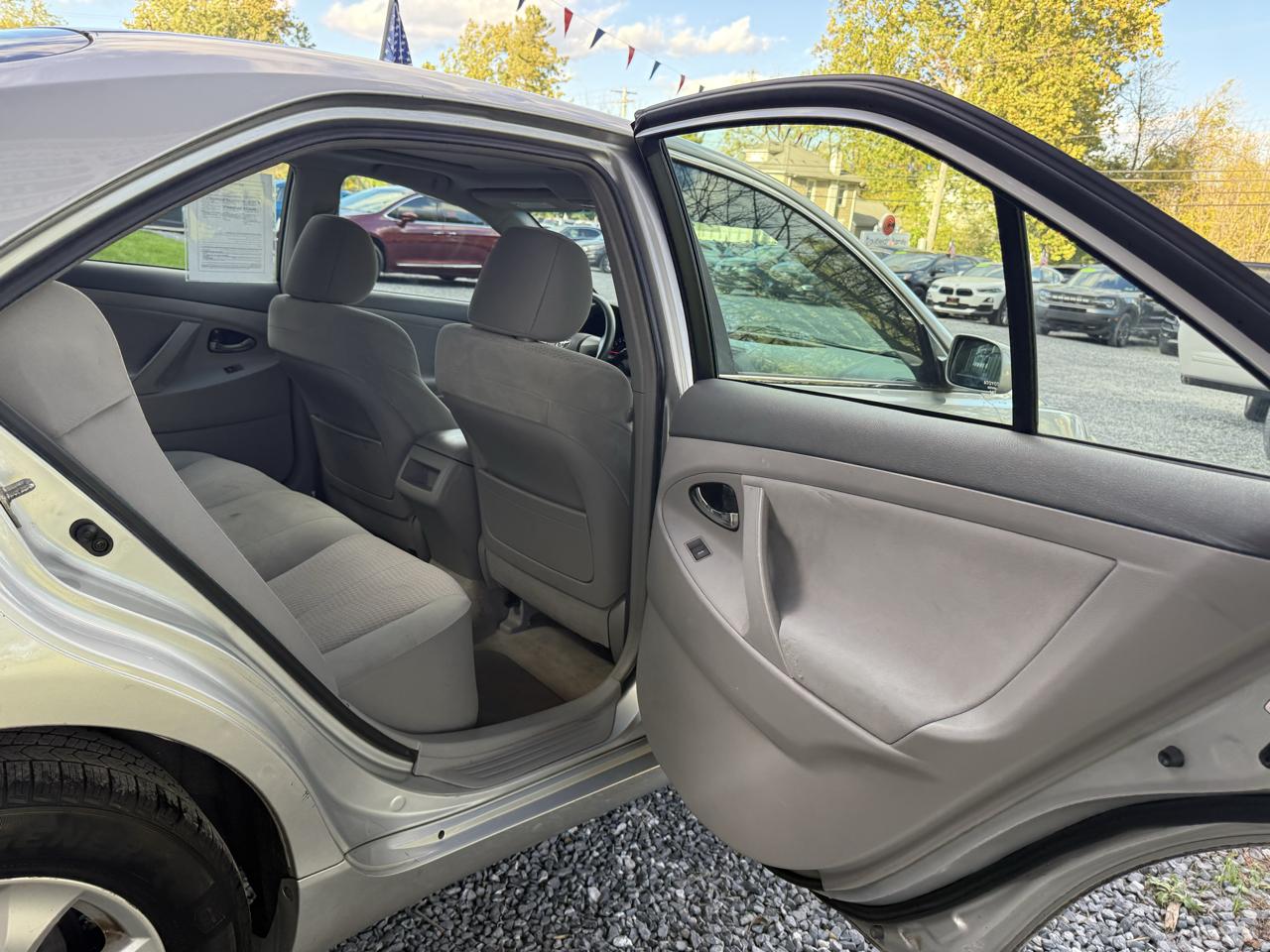 Toyota Camry 4dr Sdn LE Auto 2011