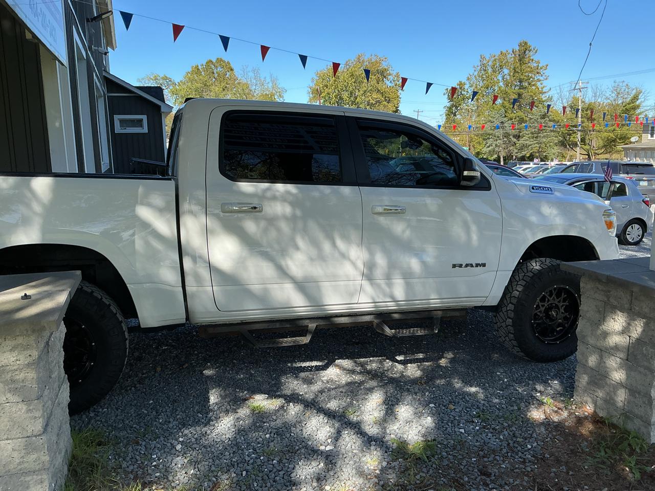 RAM 1500 Big Horn 4x4 Crew Cab 5'7" Box 2020