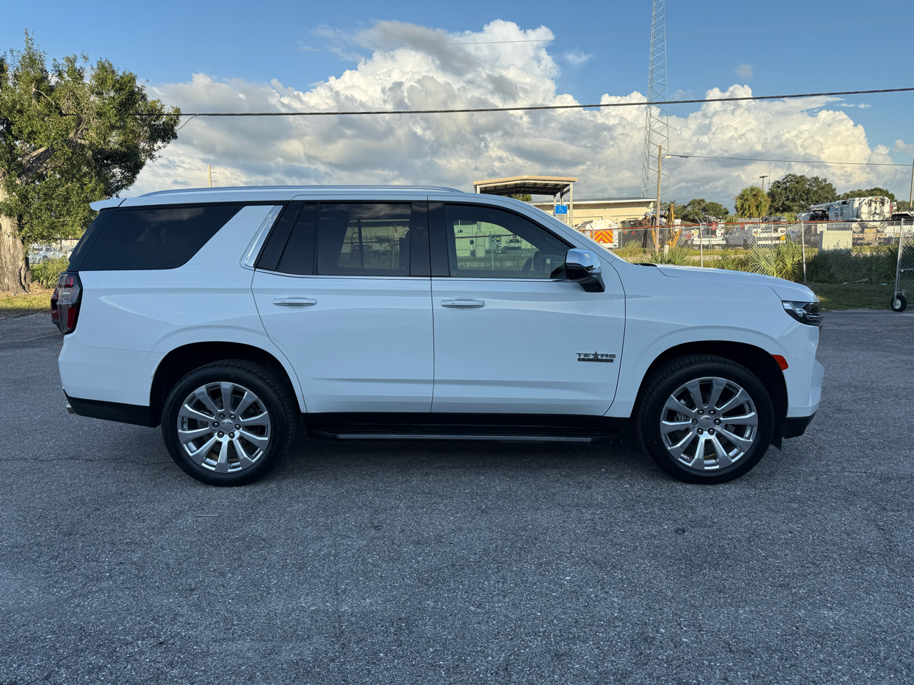 2023 Chevrolet Tahoe Premier photo 2