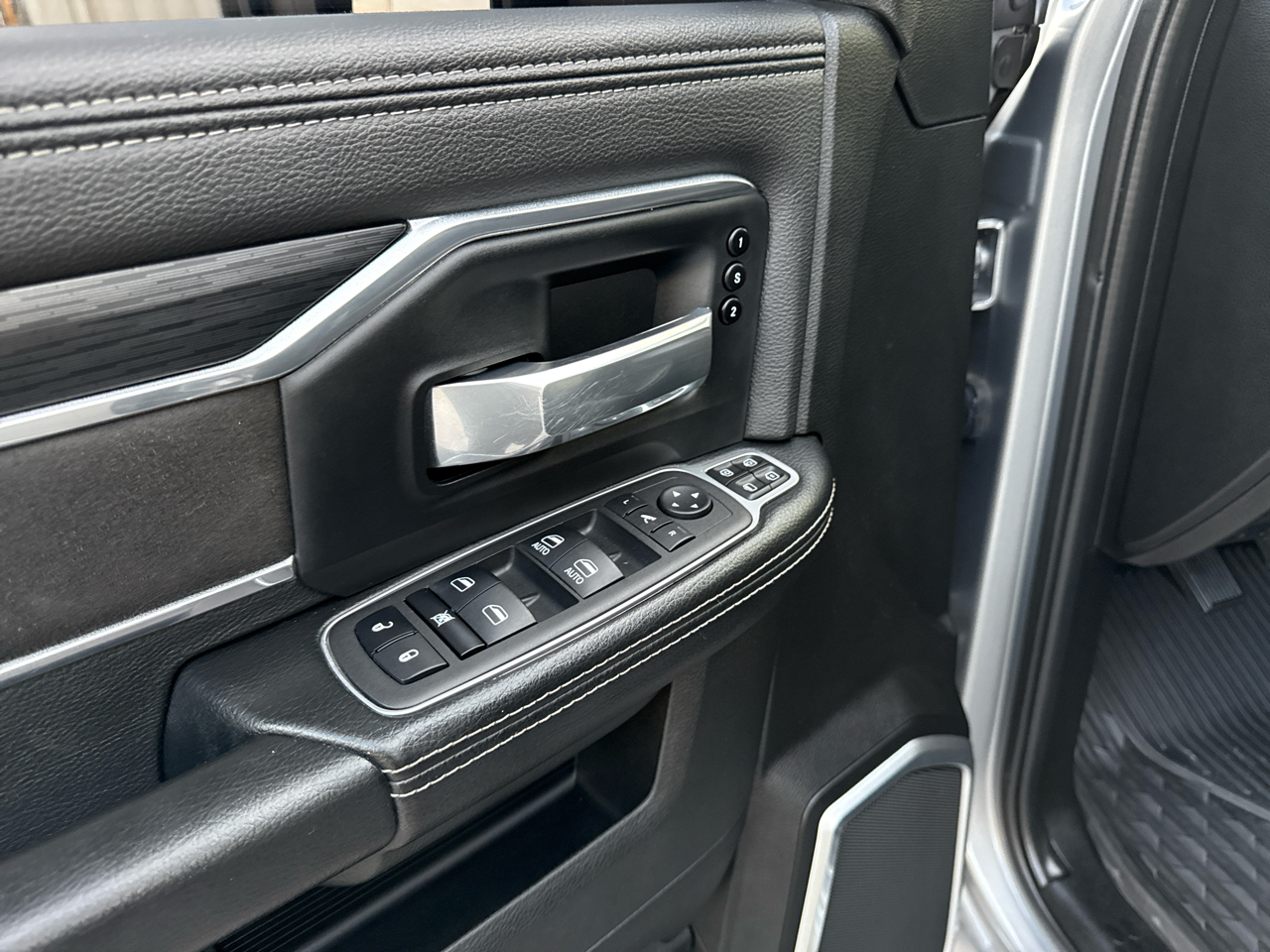 RAM 3500 Laramie Crew Cab LWB 4WD DRW 2023