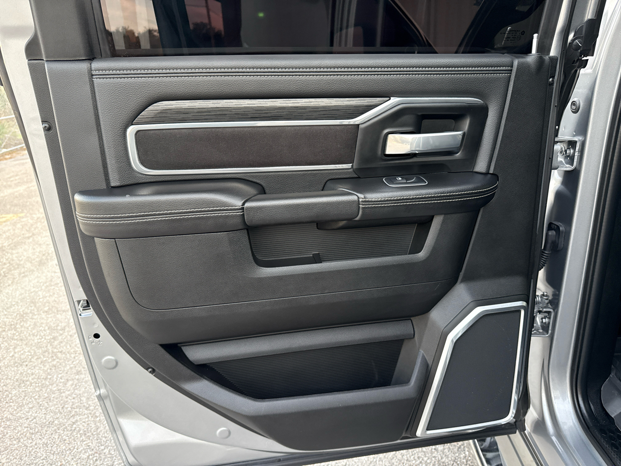 RAM 3500 Laramie Crew Cab LWB 4WD DRW 2023