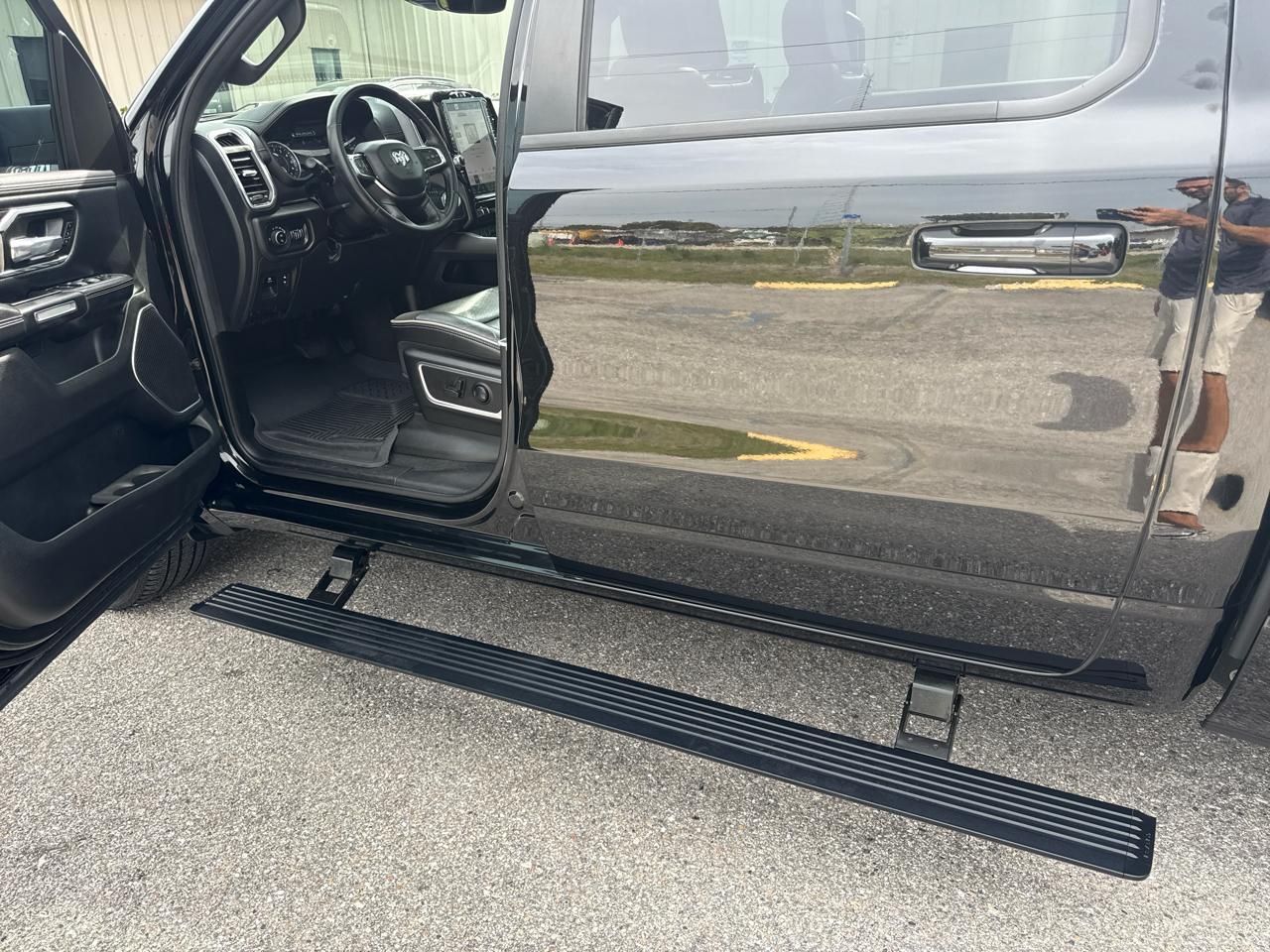 RAM 1500 Laramie Crew Cab SWB 2WD 2023