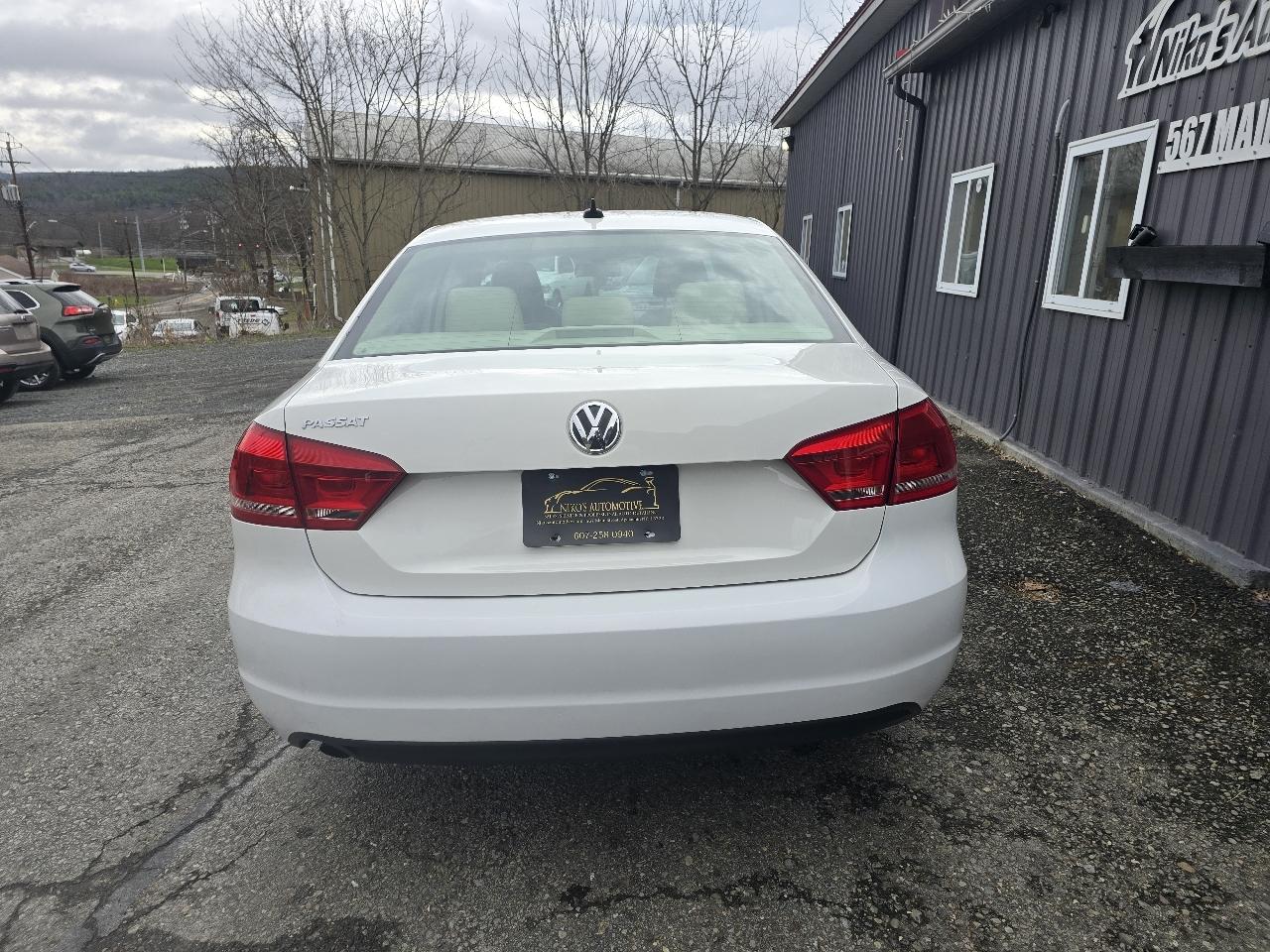 Volkswagen Passat 4dr Sdn 2.5L Auto Wolfsburg Edition PZEV 2013