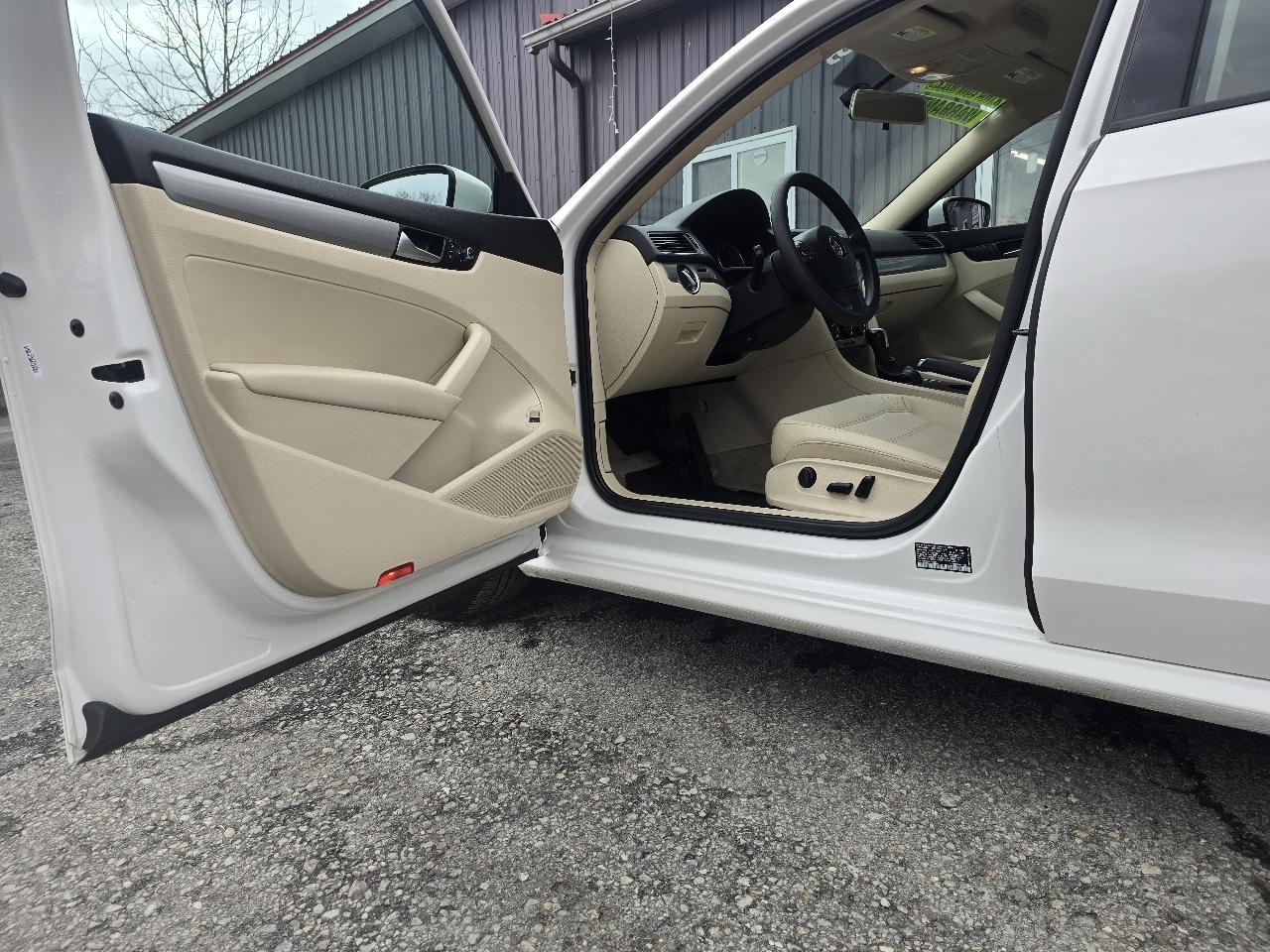 Volkswagen Passat 4dr Sdn 2.5L Auto Wolfsburg Edition PZEV 2013